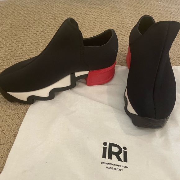 New size 5 WES BLACK RED LOW TOP SNEAKER - Picture 1 of 8